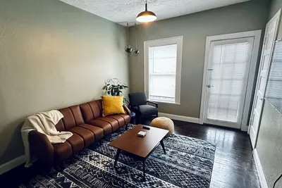 Image de 2-bedroom apartment in downtown Elkins with Ac, a balcony, and WiFi.