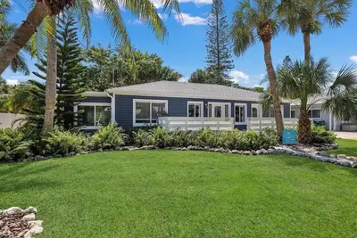 Image de Charming 2 Bedroom Cottage 1 block to Beach!