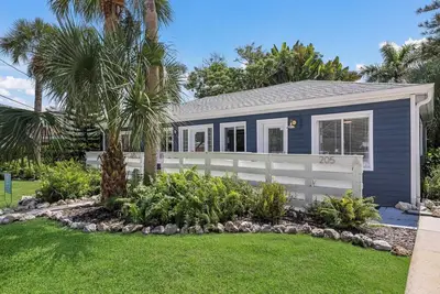 Image de Both sides of private duplex - 1 block to Beach!