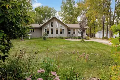 Image de 3 Bedroom Cabin, minute walk from St Malo Lake, Beach & Provincial Park!