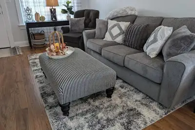 Image de Charming & Updated Cozy/Clean 2 bed house! Luxury beds & covered back patio!