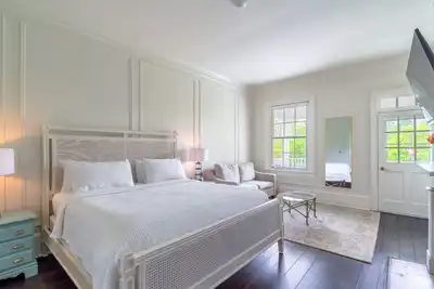 Image de Luxurious 24-Bedroom Mansion Retreat complete with private pool & public dining.