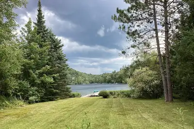 Image de Magnifique chalet sur un lac magique à St-Adolphe au Québec, Laurentides