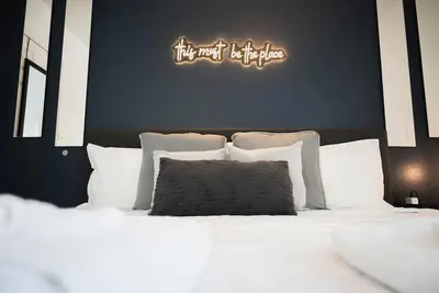 Image de Little Havana •Calle 8 -Near Airport - Cozy - KingBed - Fenced Parking - Laundry