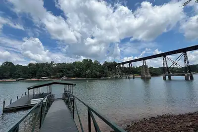 Image de Peaceful waterfront lake living!
