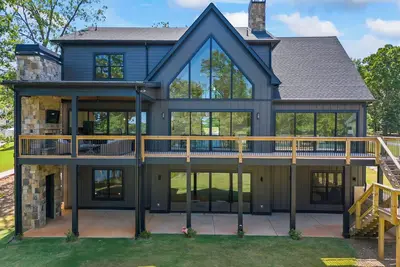 Image de Luxury Lakefront Getaway - Space Galore