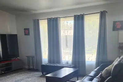 Image de Spacious 3-bedroom Duplex, sleeps 6, heated garage and close to shopping. \n\n