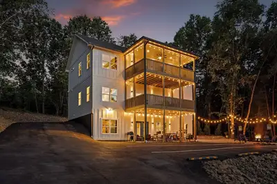 Image de Chatt Vistas-6bdr 6ba-3 Story-Theater-HotTub-Sleeps 15+