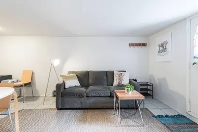 Image de Cool, cozy and modern space with a garden patio to enjoy meals in sunny weather.