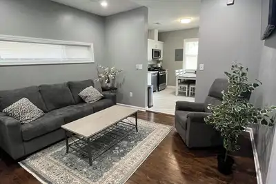 Image de Completely Renovated 2-bedroom cottage in Kansas City with WiFi, Tv & W+D.