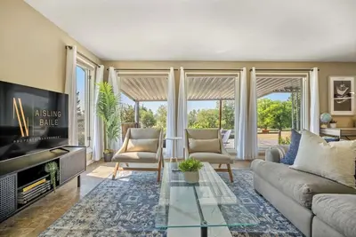 Image de Jarvis Bay Chalet | Sylvan Lake | Deck | Foosball