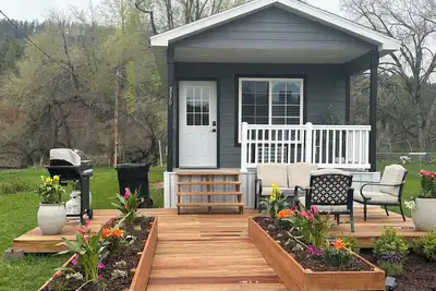 Image de Tiny Home Cabin with Wyoming Modern Frontier style in the town of Hulett