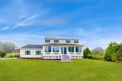 Image de Cozy Coastal Home with Jetted Tub, Modern Kitchen, and Ocean Breeze Patio
