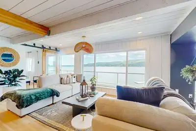 Image de Adventure Awaits - Your Perfect Beachfront Escape on the Hood Canal