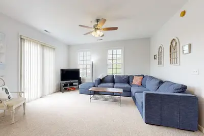 Image de Village of Five Points condo with pool, gym, and tennis access