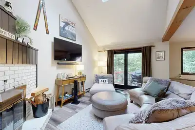 Image de Peaceful condo centrally located to all the White Mts has to offer