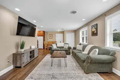 Image de Hamilton Home w/ Playground | Sleeps 6