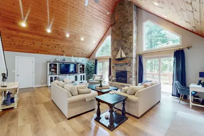 Image de Spacious home with private hot tub, firepit, shared pool, free Wifi