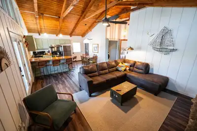 Image de “The Sugarloaf Mountain Cabin” A Charming Lakefront Escape! !