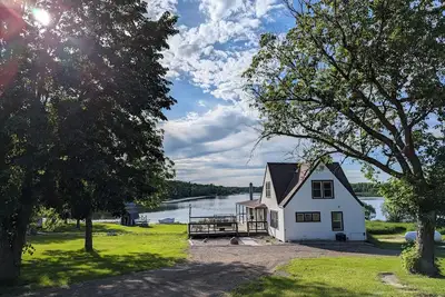 Image de Modern 3-bedroom cabin on the lake!