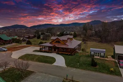 Image de New Build, Best View, 4600 sf, Hot Tub, Arcade, Pool Table, Theater, Fire Place