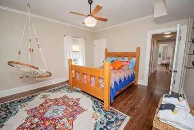 Image de The Cherry St House [Main Floor]-No Cleaning Fee