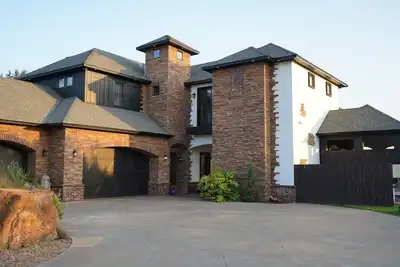 Image de Spacious 8 Bedroom w/ Swimming Pool & Indoor Basketball Court. Close to Bps