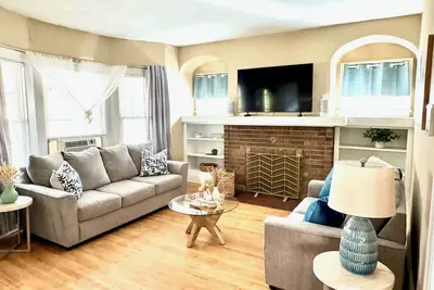 Image de Farmhouse In The City Cle Clinic-Long Stays Welcome - 2bd/1bth WiFi, Full Kitch