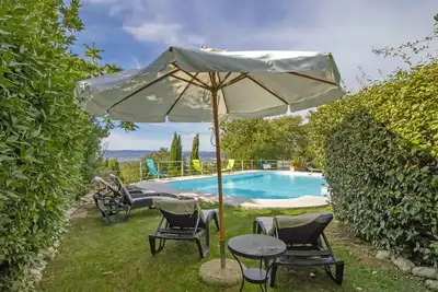 Image de Joli appartement dans une maison de vacances avec Wifi, piscine privée, bain à remous, Tv, patio