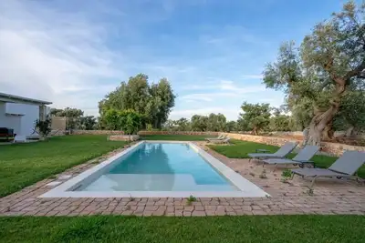 Image de Cozy apartment that accommodates 5 people, located in the quiet countryside of Monopoli, in a villa surrounded by one hectare of centuries-old olive trees. The accommodation, with parking included, offers large open spaces, a patio with barbecue and a sp
