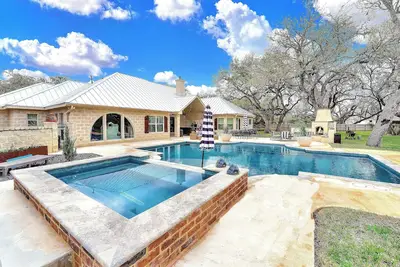 Image de Luxury 4/3. 5 estate with Wow backyard in the heart of Hondo Tx- hunting country!