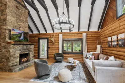 Image de Log Home Nestled in the Mountains