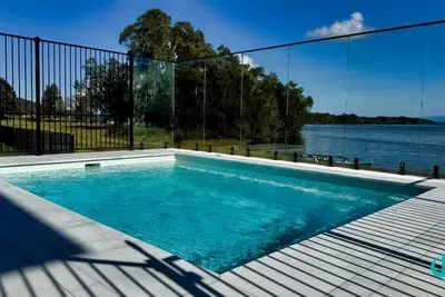 Image de The Black Swan Lakehouse - waterfront, pool