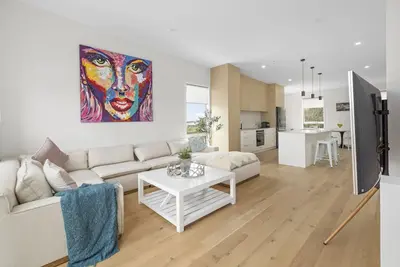 Image de Stunning executive family home! Ocean views, 2 min walk to the beach, elevator!