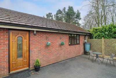 Image de Woodstock Lodge, pet friendly, with a garden in Hednesford