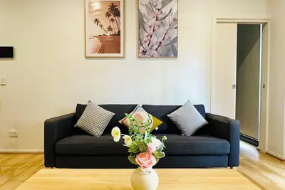 Image de 2 Bedroom Apartment close to Olympic Park. Enjoy Waterfront Living