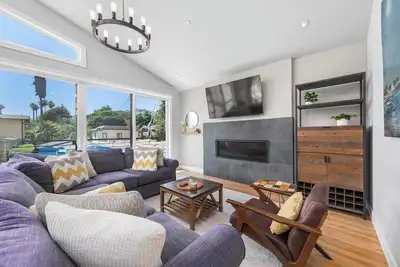 Image de 4 Bedroom Luxury in Capitola Village w/ parking!