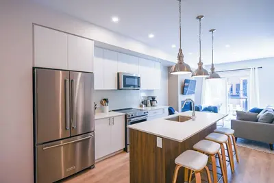 Image de New Slope-side Townhouse at Panorama with hot tub and mountain views