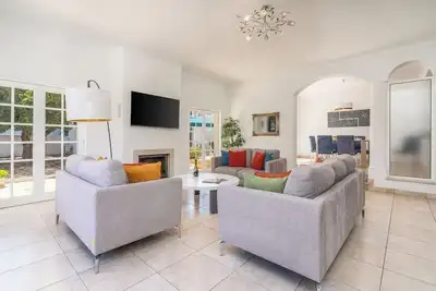 Image de HostWise - Spacious Family House w/ Garden