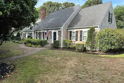 Image de Spacious 4-Bedroom Getaway: Walk to Private Beach & Harwich Port Center!