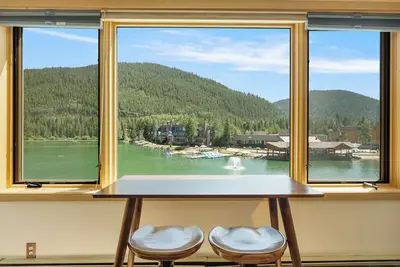 Image de Modern, Cozy Lakeside Unit