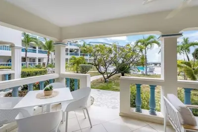 Sunny Outlook - Beautiful 1 bedroom in beachfront complex!