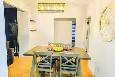 Image de 1 Br Queen 1 sofaBed Queen  house with WiFi, washer/ Dryer, dishwasher Ac