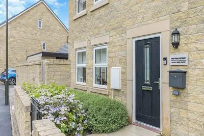 Image de A modern, high quality home located within this great village on the outskirts of Buxton.
