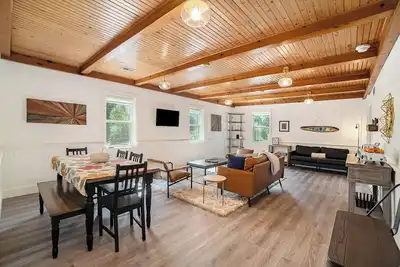 Image de Spacious downtown apartment with parking