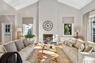 Image de Prior Lodge  with  Escarpment views