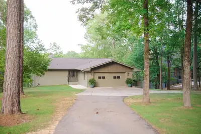 Image de Charming, newly remodeled, 4-bedroom lake front house with WiFi in Northport