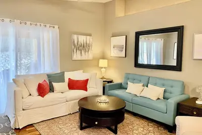 Image de Quaint cozy home with vintage lamps, artwork, and premium beds near hiking!