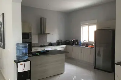 Image de villa moderne de 250 m2 avec piscine privée, en résidence sécurisée