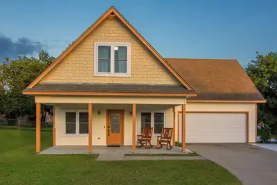 Image de 3 Bedroom House — 5 min Walk to Square!